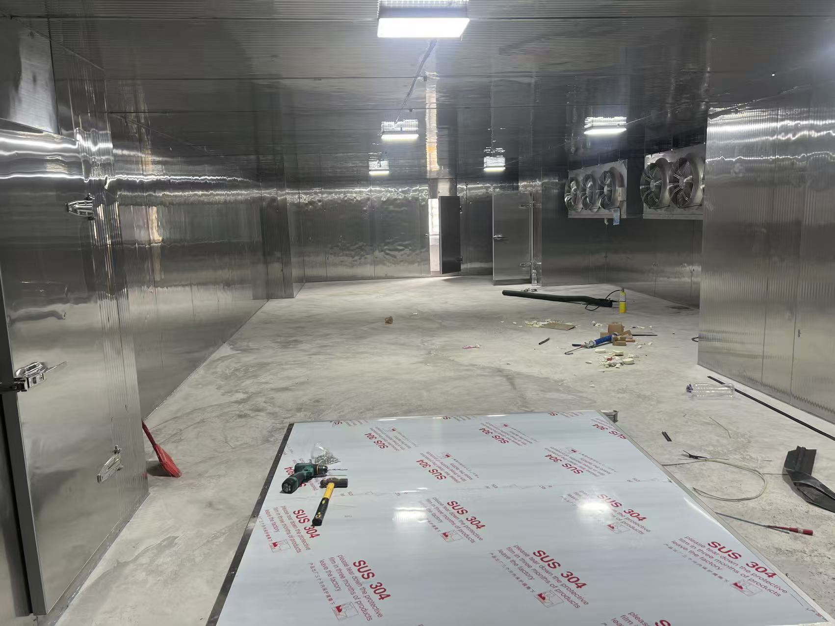 青州冷庫工程4的內部空間與現場施工材料