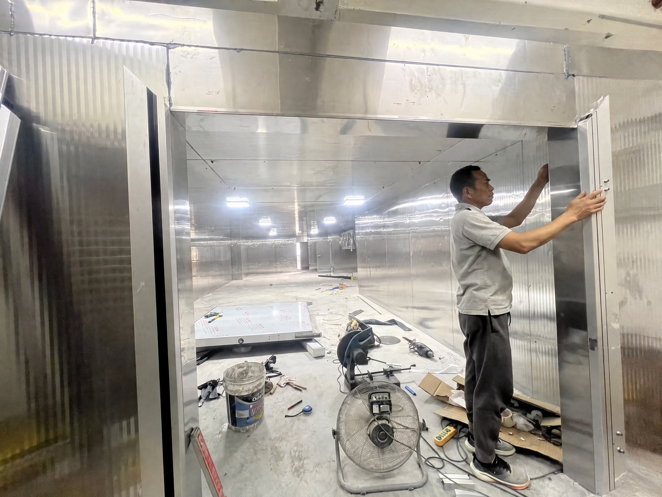 青州冷庫工程4的施工人員與庫門周邊
